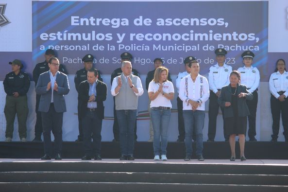 Entrega de grados y estímulos